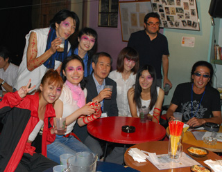 打ち上げで。劇団員と