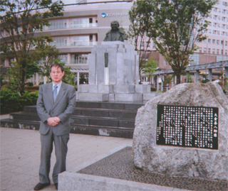 大倉喜八郎の銅像の前で（9/13）