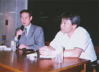 新潟市のジュンク堂書店でトークをした。右は斎藤徹夫氏（9/13）