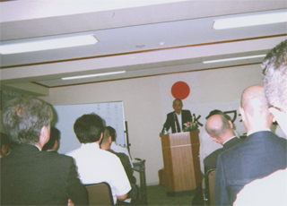 一水会フォーラムで講演する高野孟氏（9/14）