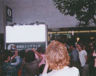 白い看板の上に５匹の猫が…。騒然とする新宿高野前です（9/23）