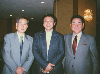 松尾貴史さん（中央）。筆坂秀世さん（右）と