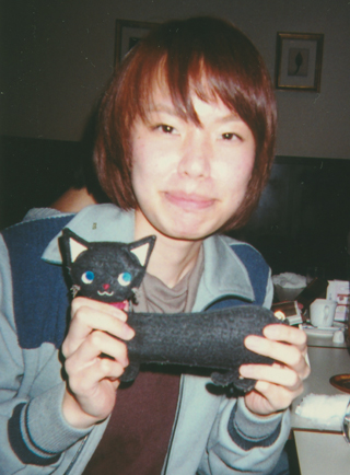 「猫の筆入れ」を持つ少女