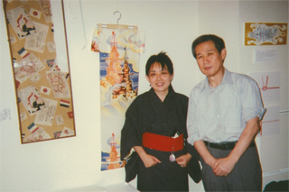 着物デザイナーの柴崎るみさんと。左が「戦争柄」の帯です（10/2）