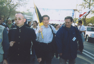 大川豊さん（左）、塩見孝也さん（右）。（イラクで。2003年2月）
