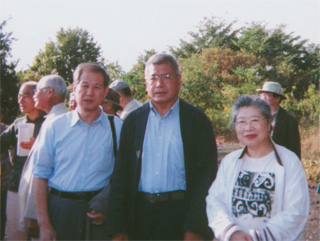 青木市五郎さんのお孫さん（中央）、布川教授（右）。（10/13）