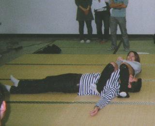 生徒に技をかけてくれました