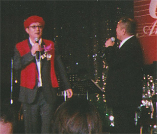 赤いチャンチャンコを着るたかじんさん（10/6）