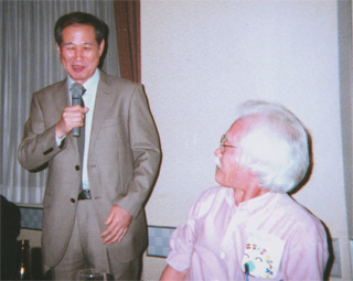 ＪＲ東労組の打ち上げ会で挨拶した（右は常石敬一さん）