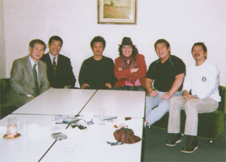 全員で。右端が漫画家の猿渡哲也さん（11/4）