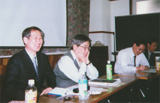 救援連絡センター事務局長の山中幸男さん（中央」と（11/8）