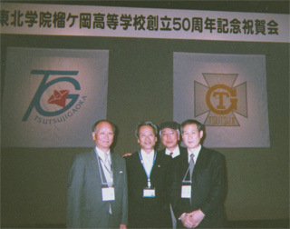 校長先生（左から２人目）を囲んで