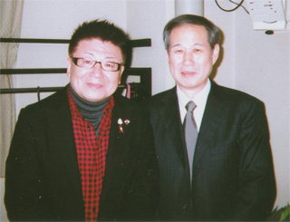 記念講演した生島ヒロシさんと