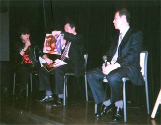 ムスタファ少年の写真を手にする木村三浩氏