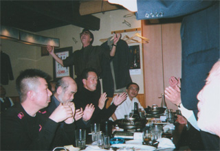 笹井宏次郎氏の音頭で「昭和維新の歌」をうたう