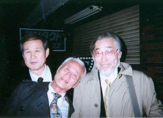 元「楯の会」の伊藤好雄氏（中央）、伊藤邦典氏（右）と