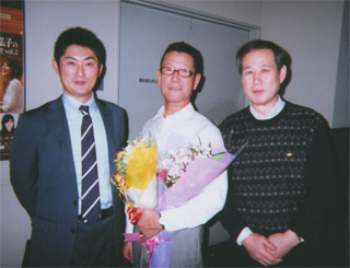 民主党の松浦大悟さん（左）、今野東さん（中央）と（11/28）