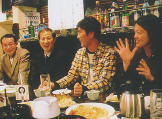 打ち上げで。中島さんを囲んで