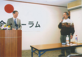 犬塚哲爾氏も挨拶してくれました（12/14・撮影:平早勉氏）