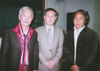 （左から）立花義遼さん、鈴木邦男、関野吉晴さん（12/9）