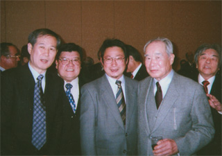 （左から）鈴木邦男、四宮正貴さん、谷口貴康さん、村上正邦さん（12/24）