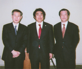 深見東州先生を囲んで。右は木村三浩氏