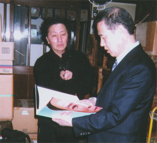 森村さんから作品の説明を聞く