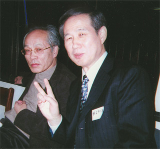 佐高信さん（左）と