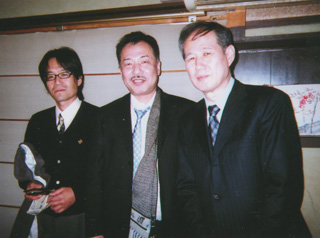 久奥一郎氏（左）、番家誠氏（右）と