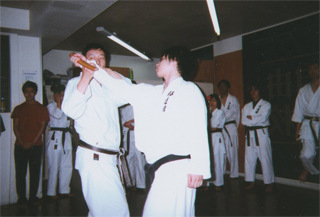 空手を指導する北芝健さん（左）