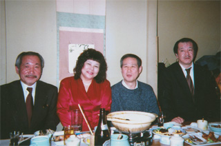 犬塚哲爾氏（左）の民革議長就任祝い（2/5）