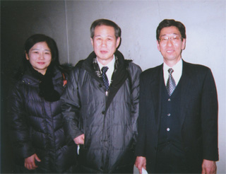 土肥信男さん（右）、八木絹さん（右）と（2/6）