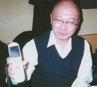 息子さんの「待ち受け写真」を手に。植垣さん