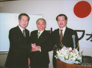 鈴木宗男さん（中央）、木村三浩氏（右）と