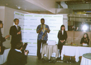 挨拶するクミ・ナイドウさん（2/12）