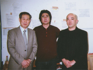 控室で打ち合せの時の３人です