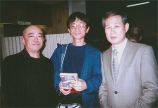 外山恒一氏（左）、アレフの荒木さん（中央）