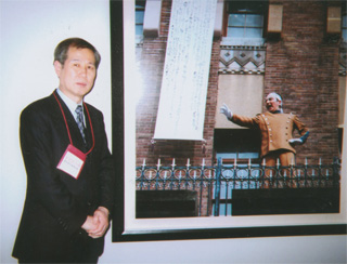 三島事件の写真の前で