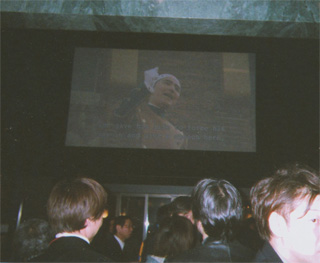 大スクリーンに三島が…