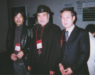 坪内祐三さん（左）、秋山祐徳太子さん（中央）