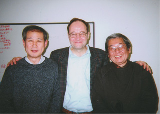 「非暴力平和隊」のティム・ウォリスさん（中央）、阿木幸男さん（右）（3/1）