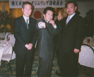 渡嘉敷勝男さん（中央）、舟川孝氏（右）