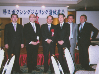 勝又氏、平沢勝栄氏を囲んで