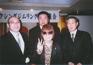 元フィンガー５のAKIRAさん（中央手前）と