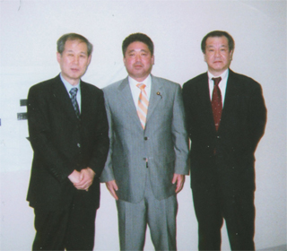 国民新党の下地幹郎さん（中央」と（4/13）