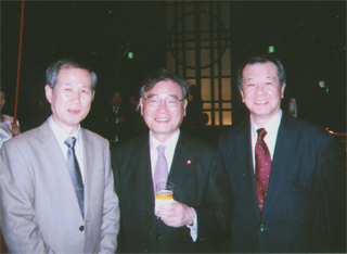 加藤紘一さん（中央）と（4/19）""