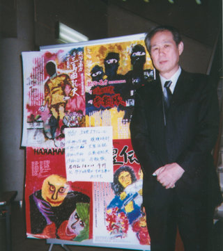 映画『三島由紀夫』『赤報隊』のポスターの前で