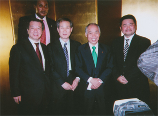 鈴木宗男さんを囲んで