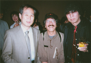 平野悠さん（ロフト店主）、ＰＡＮＴＡさん（右）と