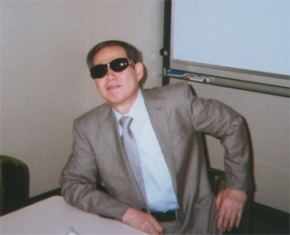 ベルサーチのサングラスで対談に臨みました